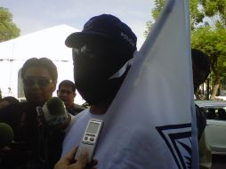 En la imagen, el hombre que se dijo policía y acudió afuera del Teatro Degollado, en Plaza Liberación.  /