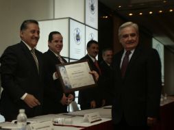 Arturo Zamora entrega el reconocimiento a Enrique Dau Flores.  /