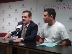 De izquierda a derecha: Carlos Mercado Casillas, secretario de Seguridad Ciudadana tapatío, y César Cuevas Jiménez, policía.  /