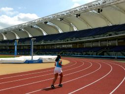 Una mujer corre en el Estadio de Atletismo. ESPECIAL /