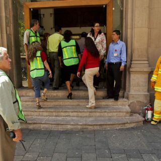 Evacuan a 250 personas por olor a gas