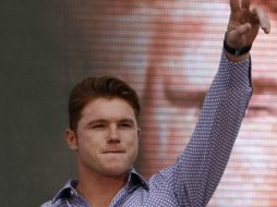 El 'Canelo' busca quitarle a Mayweather el título de la AMB. ARCHIVO /
