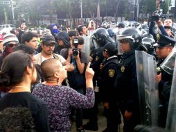 Los manifestantes mantenían un mitin en el Ángel de la Independencia en contra de la privatización de Pemex. SUN /
