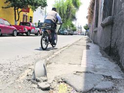 Camarena y Morelos.Promover la cultura de cuidar la banqueta propia es una alternativa para recuperar estos espacios. EL INFORMADOR /