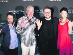 Charlie Day, Ron Perlman, Guillermo del Toro y Rinko Kikuchi comenzaron la promoción de ''Titanes del Pacífico'' en México. AP /