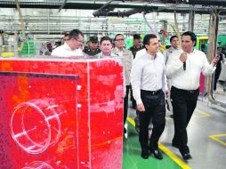 Megalego. Durante el recorrido de  Enrique Peña Nieto por la fábrica, Lego anunció que construirá una planta de empaque. ESPECIAL /