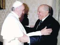 Diálogo en castellano. El Papa Francisco abraza a Enrique Iglesias, con quien trató la situación de Iberoamérica. EFE /