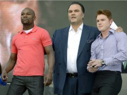 Los deportistas realizan la promoción de su pelea en las Vegas el próximo 14 de septiembre. AFP /