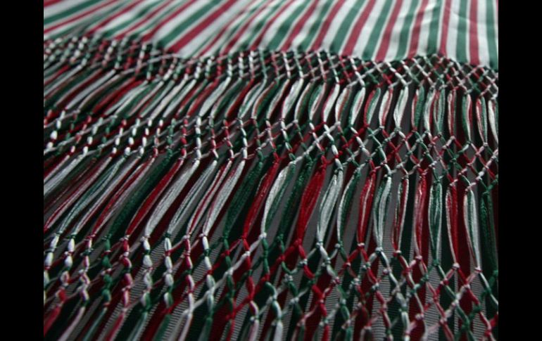 El rebozo, a pesar de su tradición y elegancia, corre peligro de quedar relegado al olvido. ARCHIVO /