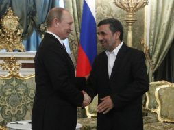 El presidente ruso, Vladimir Putin (I), da la bienvenida a su homólogo iraní, Mahmud Ahmadineyad en la cumbre. EFE /