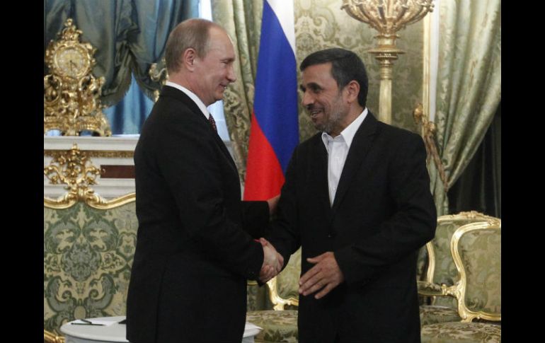 El presidente ruso, Vladimir Putin (I), da la bienvenida a su homólogo iraní, Mahmud Ahmadineyad en la cumbre. EFE /