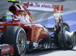 Este es el auto de Felipe Massa, de Ferrari, cuyo neumático prácticamente desapareció. AP /
