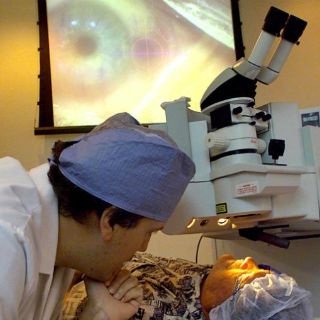 Esperan trasplante de córnea 975 pacientes del IMSS