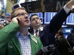 El Dow Jones queda nuevamente a las puertas de la barrera de las 15 mil unidades. ARCHIVO /