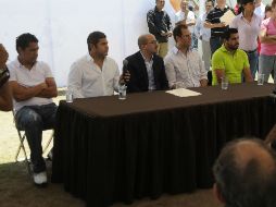 Johnny García (2i), Daniel Guzmán (i), Ismael del Toro (c), Mauricio González (d) y Nelson Esqueda (2d) durante la rueda de prensa.  /