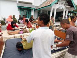 Pobladores heridos por el sismo reciben tratamiento médico. AP /