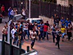 Tres personas fallecieron en los enfrentamientos registrados en la plaza de Kit Kat, en el popular barrio de Imbaba. AP /