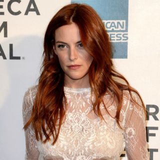 Pattinson sale con nieta de Elvis Presley