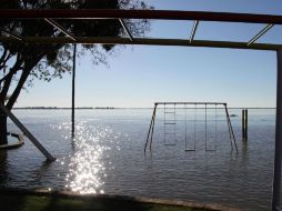 La situación más delicada la padecen los habitantes de islotes, que se refugiaron en partes altas para escapar a la crecida del río. ARCHIVO /