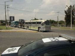 Esta mañana, unos 15 tractores aún permanecían varados a la orilla de la carretera.  /