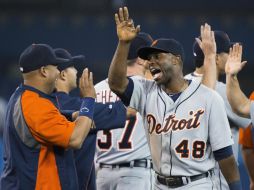 Torii Hunter celebra con sus compañeros el triunfo de su equipo. AP /
