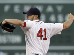 El lanzador John Lackey entrega a los Padres de San Diego en el primer inning del partido. AP /