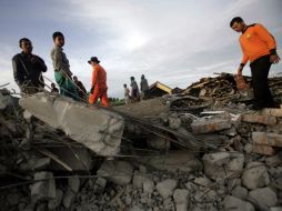 Equipos de rescate trabajan para encontrar a las víctimas del terremoto. EFE /