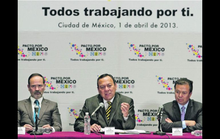 Gustavo Madero, Jesús Zambrano y César Camacho durante una rueda del Consejo Rector del Pacto por México en abril. NTX /