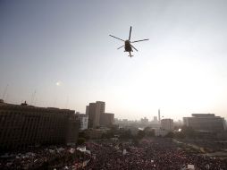 Un helicóptero sobrevuela la protesta convocada contra el presidente Mohamed Mursi. EFE /