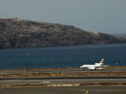 El Falcon de la Fuerza Aérea Boliviana aterriza este miércoles en el aeropuerto de Gran Canaria para una escala técnica. AP /