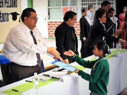 Francisco Ayón, en el acto académico de la Escuela Primaria Federal Lázaro Cárdenas del Río. ESPECIAL /