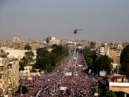 Un helicóptero sobrevuela la protesta convocada contra el presidente Mohamed Mursi para pedir su dimisión, en la plaza Tahrir. AP /