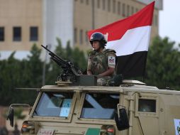 Soldados con equipo de combate y apoyados por vehículos blindados se despliegan en El Cairo. AP /