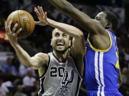 Manu Ginóbili (i) ha conseguido tres títulos de liga con los Spurs de San Antonio. AP /