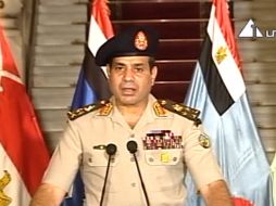 Abdel al Sisi, comandante en jefe de las fuerzas militares, anunció que no se reconoce la autoridad de Mohamed Mursi como presidente. AP /