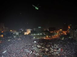 Miles de personas celebran el anuncio de la suspensión de Mohamed Mursi como presidente de Egipto. EFE /