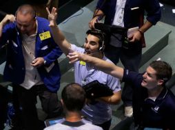Wall Street se deshace de sus pérdidas pasadas por unos alentadores datos sobre el mercado laboral en EU. AP /