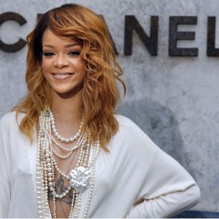 Rihanna desafina al cantar en un karaoke