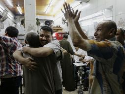 Ciudadanos de Egipto celebran la salida de Mursi como jefe de Estado. AP /