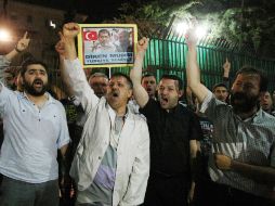 Seguidores de Mursi se enfrentan al Ejército luego de que se haya anunciado el derrocamiento del presidente. AFP /