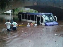Una unidad de transporte público quedó varada con pasajeros en un paso a desnivel. Foto de Ernesto Agraz vía @DjJesusAlva ESPECIAL /