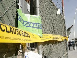 Muestran video en donde trabajadores ignoran los sellos de clausura de la construcción. ARCHIVO /
