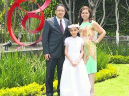 Familia. Paulina con sus papás, Miguel Ángel Gómez y Angélica García.  /