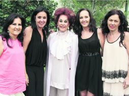 En familia. Adriana con su mamá Melín Fajardo y sus hermanas Melín, Lorena y Lourdes Godínez.  /