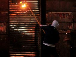 Inconformes atacan el edificio del ferrocarril y los comercios aledaños. AFP /