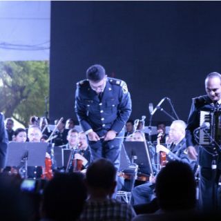 Lluvia, sinfónica y mariachi en Plaza Liberación