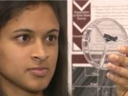 Esha Khare y su dispositivo que utiliza un supercapacitor que puede almacenar mucha energía gracias al uso de un electrodo nanorod. ESPECIAL /