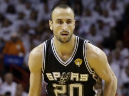 Ginóbili acaba de renovar contrato con los Spurs de San Antonio. AP /