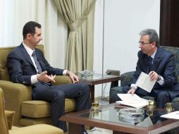 El presidente sirio, Bachar Al Asad (I), en entrevista en sus oficinas de Damasco (Siria). EFE /