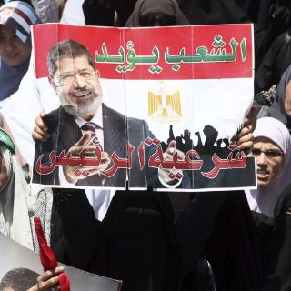 La Justicia egipcia prohíbe salir del país a Morsi
